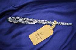 Студенти подарували Порошенку чарівну паличку 