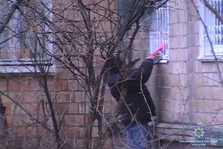 «Бізнес» на Подолі: жінки продавали самогон прямо з вікна своєї квартири