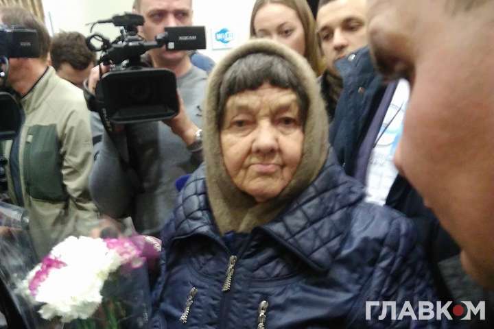Мати Савченко «святкує» своє 80-річчя в суді над дочкою (фото)