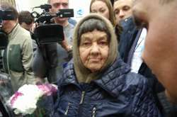 Мати Савченко «святкує» своє 80-річчя в суді над дочкою (фото)