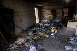  Всередині однієї зі зруйнованих хат 