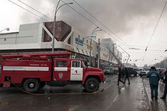 Пожежа у Кемерові: Влада каже: зникли 64 людини, а родичі заявляють про 85 