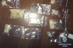 Столична поліція затримала 16-річну дівчину за торгівлю наркотиками