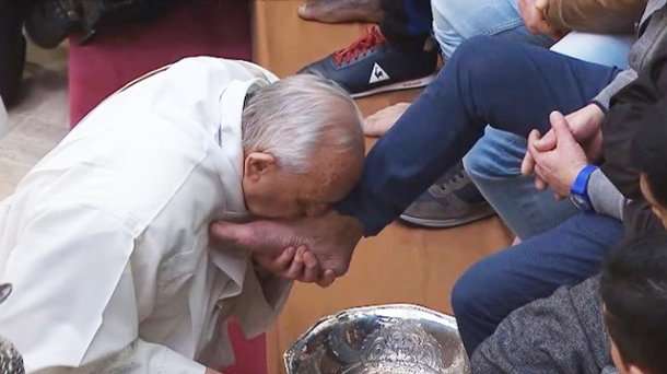 Папа Римський омив ноги 12 в'язням: опубліковано відео