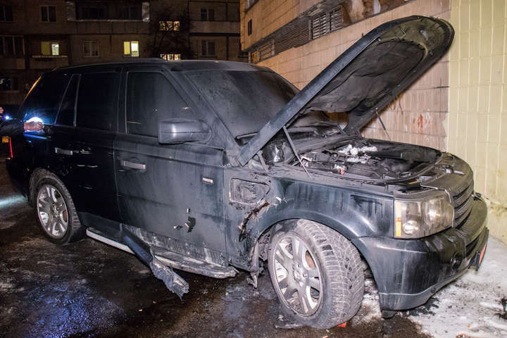 У Києві невідомі підклали вибухівку і підпалили Range Rover