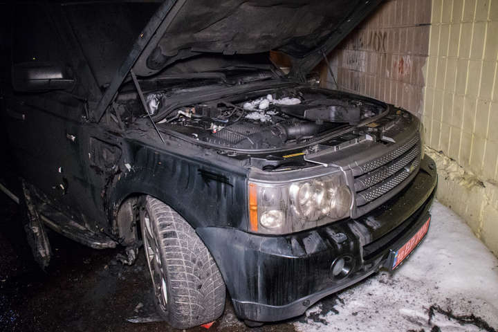 Поліція встановлює обставини вибуху автомобіля у Києві