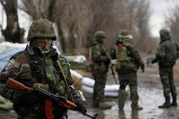 На Донбасі троє військових зазнали поранень 