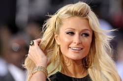 Пэрис Хилтон в легком платье вылетела в Украину (фото)