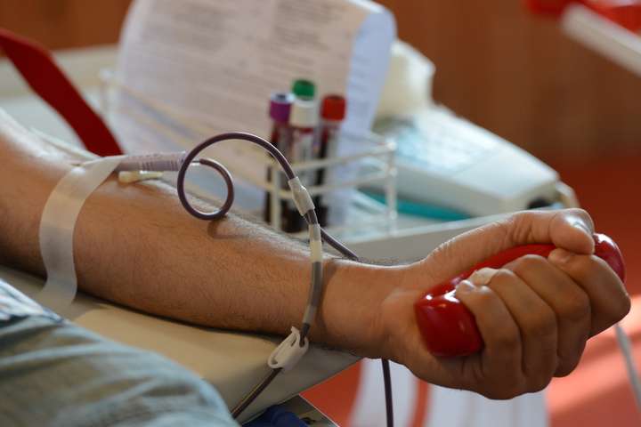 В Україні не вистачає донорів: запас крові майже вдвічі нижче за норму