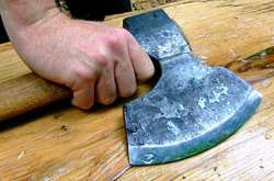 На Київщині молодик зарубав сокирою власну матір