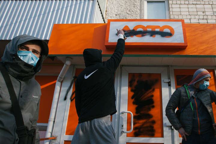 Вінницькі активісти атакували черговий зал ігрових автоматів. Фоторепортаж