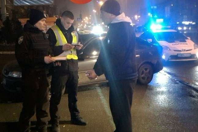 У Києві з ножем напали на таксиста