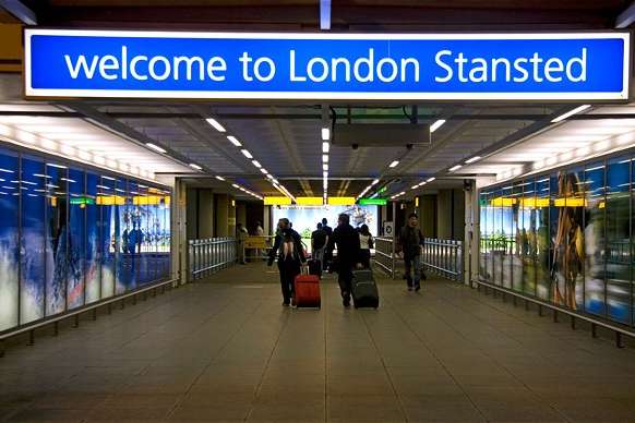 В аеропорту Лондона скасували більше 100 рейсів через палаючий автобус