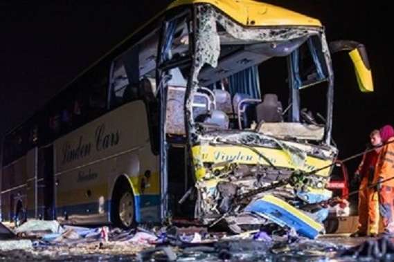 У Німеччині туристичний автобус зіткнувся з вантажівкою, є жертви