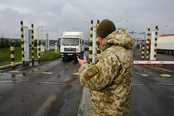  На україно-польському кордоні величезні автомобільні черги