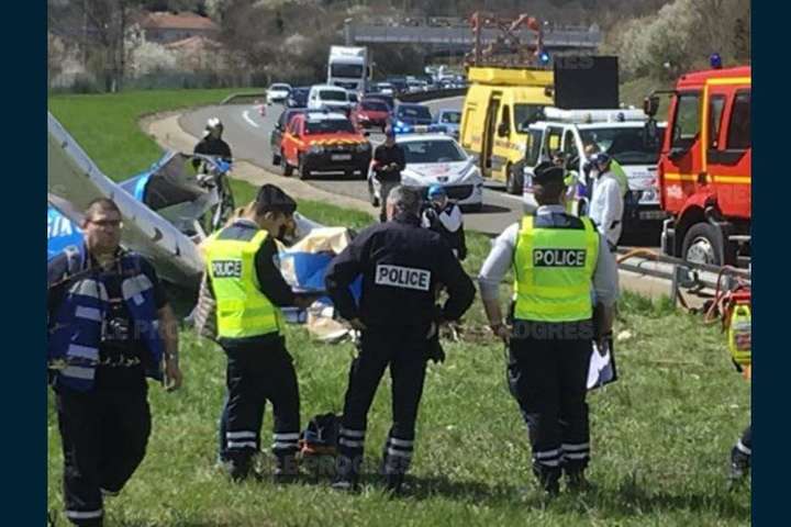 У Франції літак впав на дорогу, двоє людей загинули