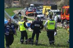 У Франції літак впав на дорогу, двоє людей загинули