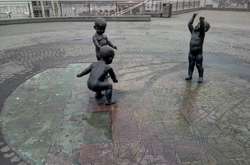 Вандали зруйнували частину пам’ятника на Поштовій площі (фото)