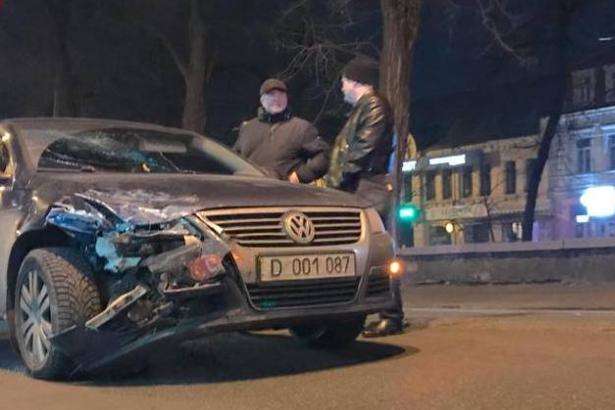 У Києві авто дипломатів РФ потрапило в ДТП: водій відмовився від алкотесту