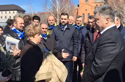 Порошенко у Маріуполі поспілкувався з місцевими жителями 