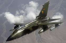  Panavia Tornado - бойовий реактивний літак із крилом змінної стріловидності 