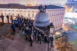 З даху будинку на Володимирській упала дівчина, яка спостерігала за фестивалем