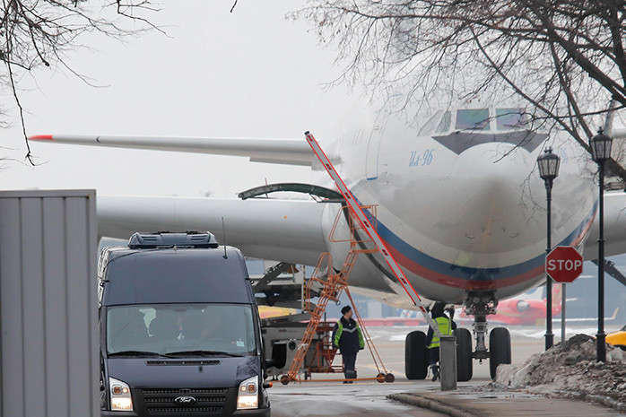 Ще одна партія висланих із США російських дипломатів приземлилась у Москві у день дурня (Фото)