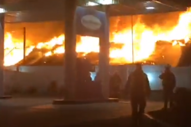 В Одесі сталася масштабна пожежа: горять склади біля автозаправки