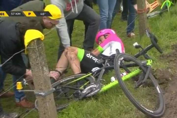 На Турі Фландрії велогонщик полетів в кювет з колючим дротом (відео)