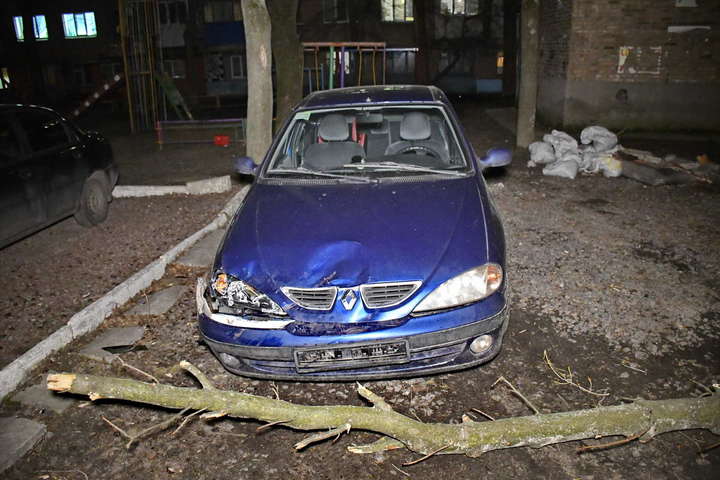 Побиті автівки і балкони: сильний вітер у Києві наробив біди (фото, відео)