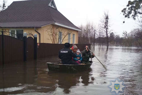 На Сумщине затопило город, людей эвакуируют на лодках (фото)