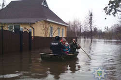 На Сумщине затопило город, людей эвакуируют на лодках (фото)