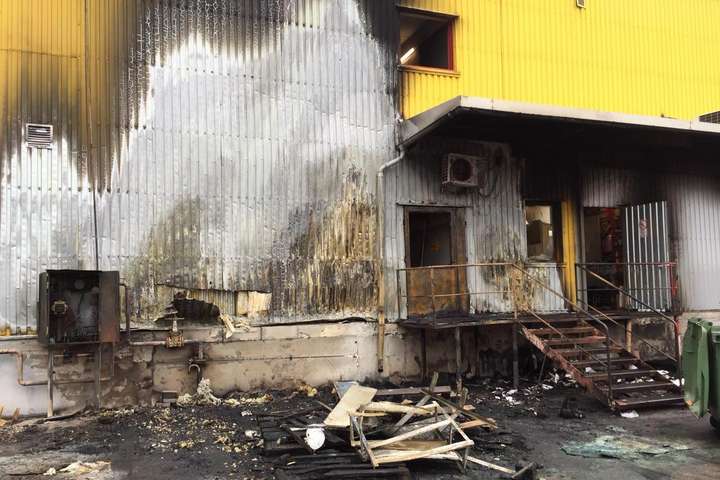 Пожар в супермаркете в Запорожье: с огнем боролись полсотни спасателей (фото)