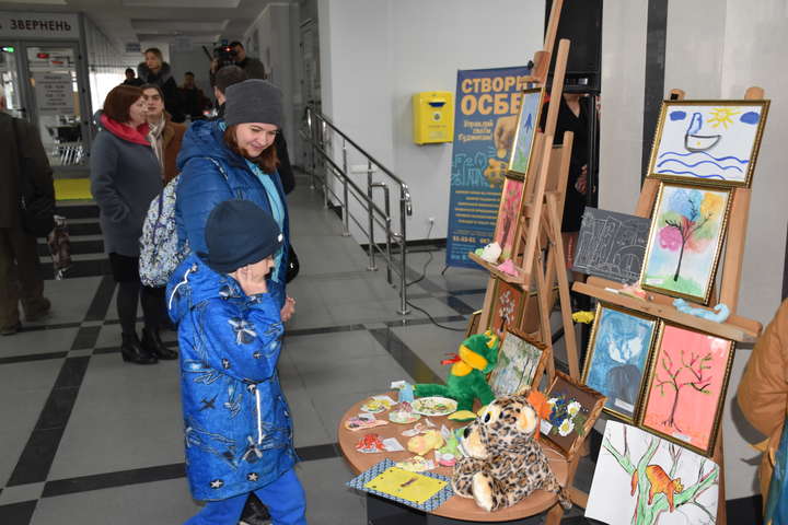 У міській раді Вінниці відкрилась виставка робіт дітей з аутизмом