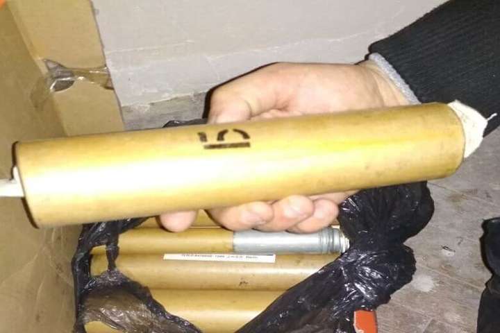 У Києві поліція вилучила у чоловіка арсенал боєприпасів та наркотики