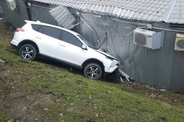 На Троєщині Toyota вилетіла з дороги і зупинилася в МАФі