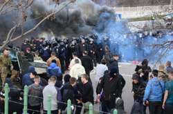 «Маріуполь» – «Динамо»: фанати господарів вивісили банер на адресу Порошенка (відео)