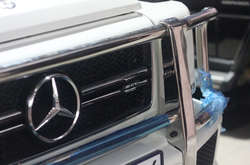 Китаєць вкрав 12 значків з машин Mercedes, щоб отримати «лайки» в інтернеті