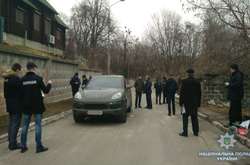 Поліція виявила автомобіль «Порш Кайєн», біля якого знайшли дві гільзи