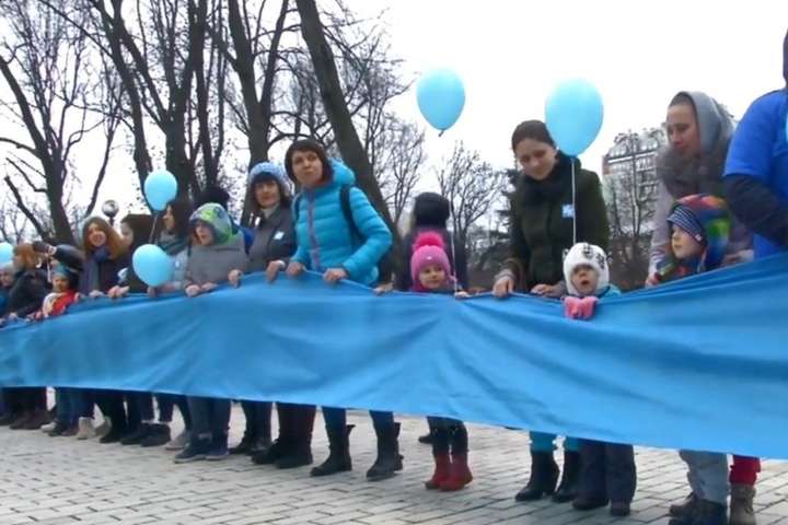 У Києві зворушливо нагадали про дітей з аутизмом 