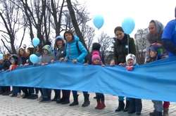 У Києві зворушливо нагадали про дітей з аутизмом 