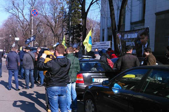 Автомобілі на «євробляхах» перекрили рух на Грушевського