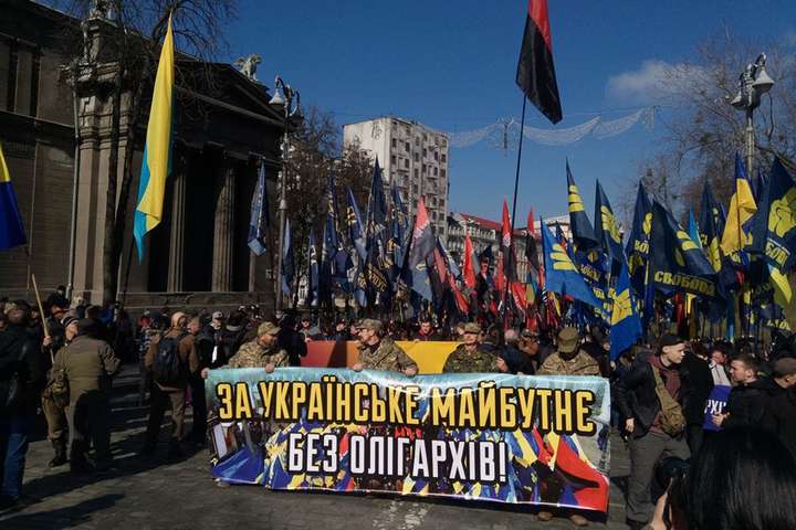 В Киеве националисты проводят марш против олигархов