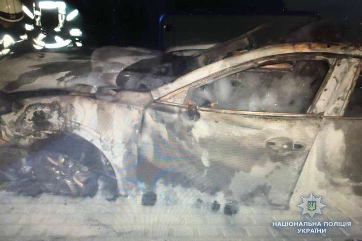 Масштабна пожежа під Києвом: згоріли п’ять автівок