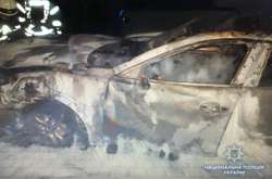 Масштабна пожежа під Києвом: згоріли п’ять автівок