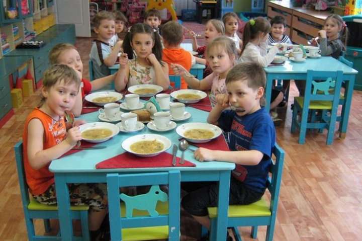 Дітей у київських садочках годували забороненим продуктом