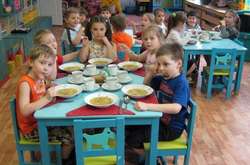 Дітей у київських садочках годували забороненим продуктом