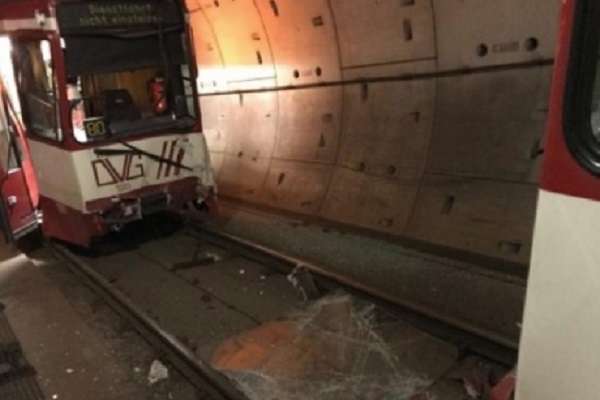 У Німеччині зіштовхнулись два потяги метро, десятки постраждалих
