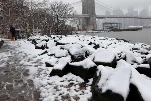 Жителей Нью-Йорка удивил апрельский снегопад (фото)