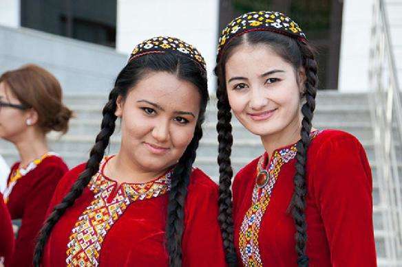Туркменським жінкам заборонили фарбувати волосся